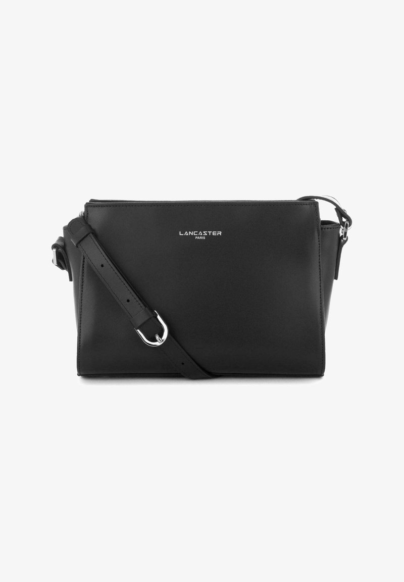 Borsa a tracolla nera in pelle con accessori in argento, forma rettangolare, tracolla regolabile e logo "Lancaster Paris" in rilievo sul davanti.
