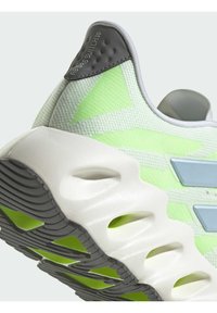 adidas Performance SHIFT UNISEX mleczny