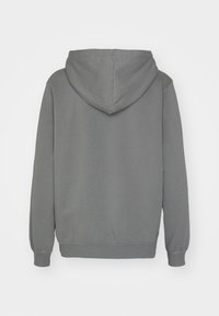 Szara bluza z kapturem, wykonana z miękkiego materiału, z długimi rękawami, luźnym krojem oraz ściągaczami przy mankietach i dolnej krawędzi. Prosty wzór bez widocznych deseni czy logo.