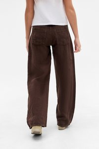 BDG Urban Outfitters BDG KAYLA LOWRIDER LINEN PANTS - Nohavice - chocolate
