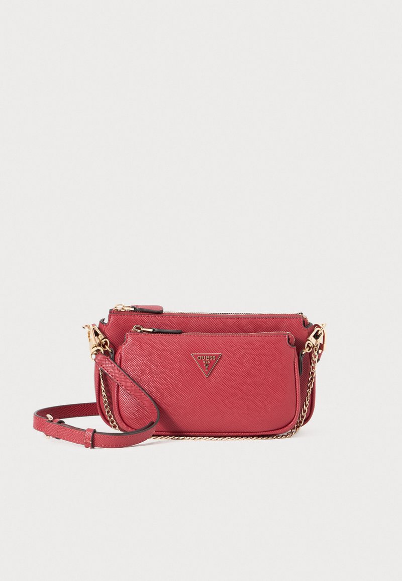 Borsa a tracolla sintetica rossa con texture, hardware in tono oro, tracolla regolabile e doppio scomparto con zip, caratterizzata da un dettaglio del logo triangolare.