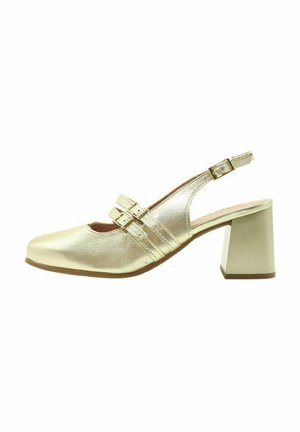 Tacón slingback metálico dorado con punta redondeada, dos correas con hebillas y un tacón cuadrado. Textura suave y detalles de diseño simples.