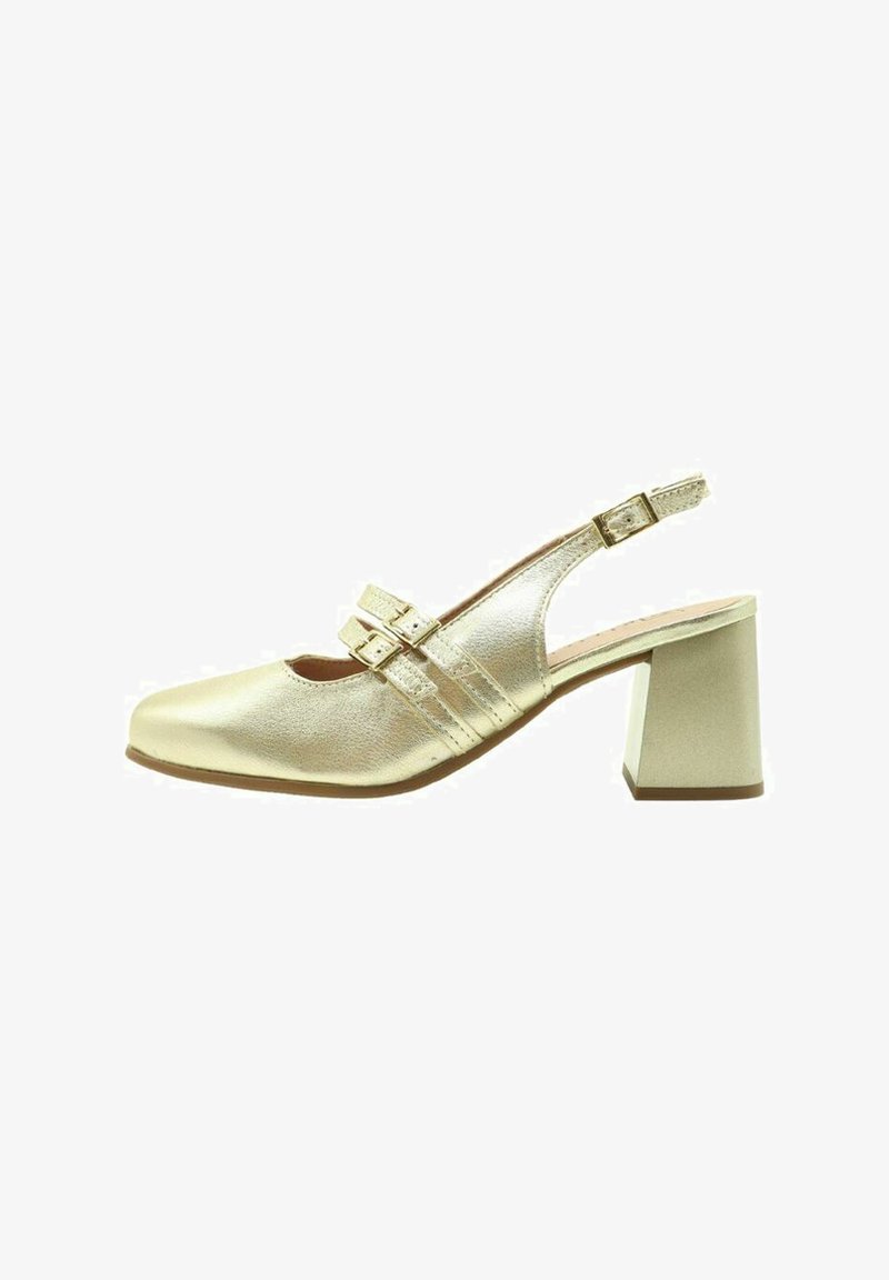 Tacón slingback metálico dorado con punta redondeada, dos correas con hebillas y un tacón cuadrado. Textura suave y detalles de diseño simples.