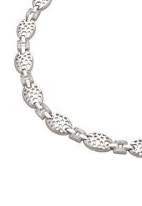 Zilveren ketting met ovale schakels, voorzien van stervormige uitsparingen en sprankelende accenten. Gladde textuur met een gepolijste afwerking en een verstrengeld ontwerp.