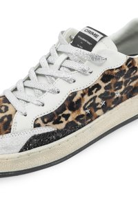 Sneaker con stampa leopardata caratterizzata da pelle bianca, lacci argentati, dettagli testurizzati neri e argentati e suola chiazzata. Etichetta del marchio sulla linguetta.