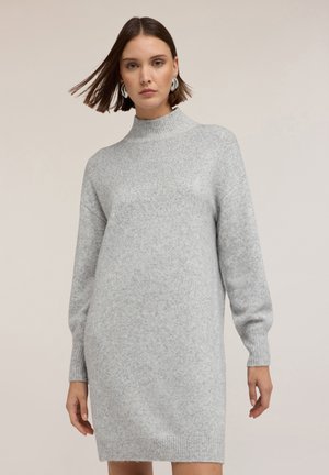 Vestido de punto gris claro con cuello alto, mangas largas, puños acanalados y una textura suave. Corte casual, longitud hasta medio muslo.