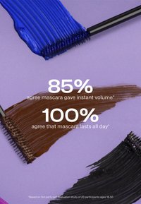 Trois brosses à mascara appliquant des traits de mascara bleu, marron et noir sur un fond violet, avec des promesses de volume et de tenue.