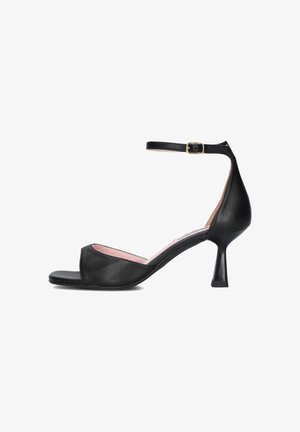 Zwarte leren sandaal met hak, open teen, enkelbandje en een dunne hak van gemiddelde hoogte, met een gebogen ontwerp en een roze inlegzool.