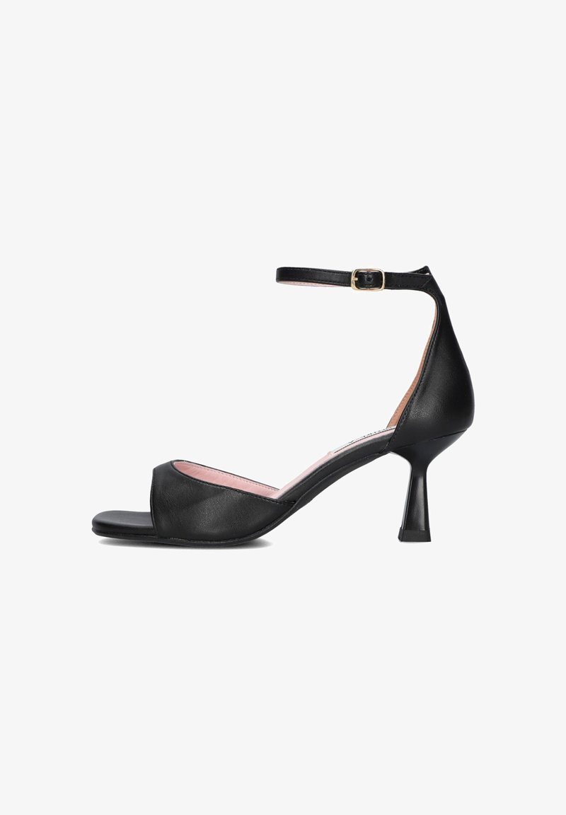Zwarte leren sandaal met hak, open teen, enkelbandje en een dunne hak van gemiddelde hoogte, met een gebogen ontwerp en een roze inlegzool.