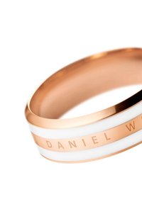 Rengas ruusukultaa, jossa on sileä metalli ja upotetut valkoiset viivat. Kaiverrettu "DANIEL WELLINGTON" ympäri renkaita.