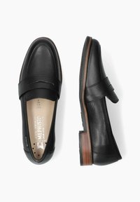 Mocassins en cuir noir avec une finition lisse, design à bout rond, élastique latéral et un petit talon en bois. L'intérieur présente le logo de la marque.
