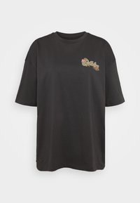 Μαύρη βαμβακερή μπλούζα με κοντά μανίκια. Διαθέτει ένα πολύχρωμο λουλουδάτο λογότυπο στην αριστερή πλευρά του στήθους. Στρογγυλή λαιμόκοψη, χαλαρή εφαρμογή.