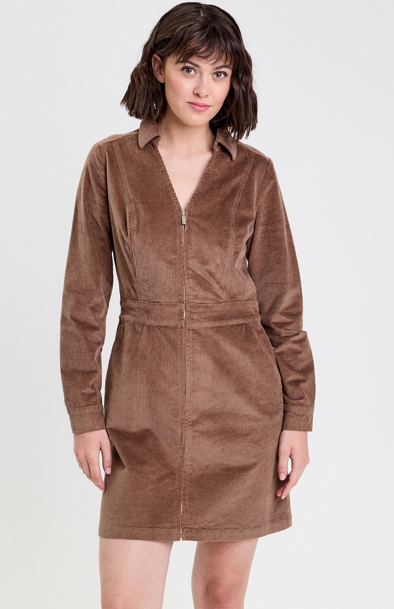 Robe en velours côtelé marron avec fermeture éclair à l'avant, col, manches longues, et taille cintrée avec une légère évasement en bas. Détail de tissu texturé.