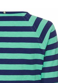Gestreept T-shirt met afwisselend donkerblauwe en teal strepen, met een ronde halslijn en zichtbare stikseldetails. Zacht katoenen materiaal.