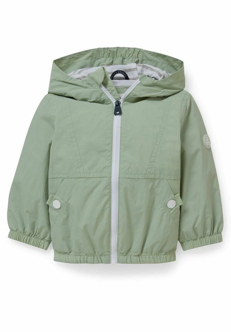 Světle zelená bunda s kapucí na předním zipu, elastickými manžetami a dvěma předními kapsami, s proužkovanou podšívkou a kruhovým logem jako akcentem.
