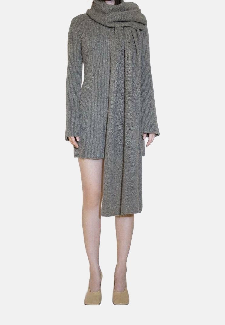 Robe en maille côtelée gris clair, avec une longue écharpe nouée au cou. Le tissu a une texture douce, avec des manches longues et une coupe droite.