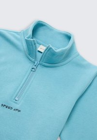 Lichtblauwe zip-up sweatshirt met hoge kraag, voorzien van een voorzi.Jer met rits en afgedrukte tekst "SPEED OFF" in zwart. Glad katoenmateriaal.