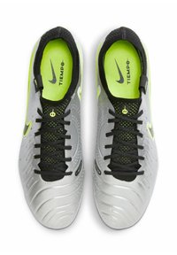 Le scarpe da calcio Nike Tiempo presentano una parte superiore in sintetico argento con accenti neri, foderatura verde neon e una suola testurizzata per una migliore aderenza.