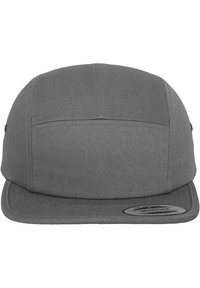 Grijze snapback pet van stof met een vlakke klep, met een gestructureerd oppervlak en een ronde logo patch aan de voorkant.