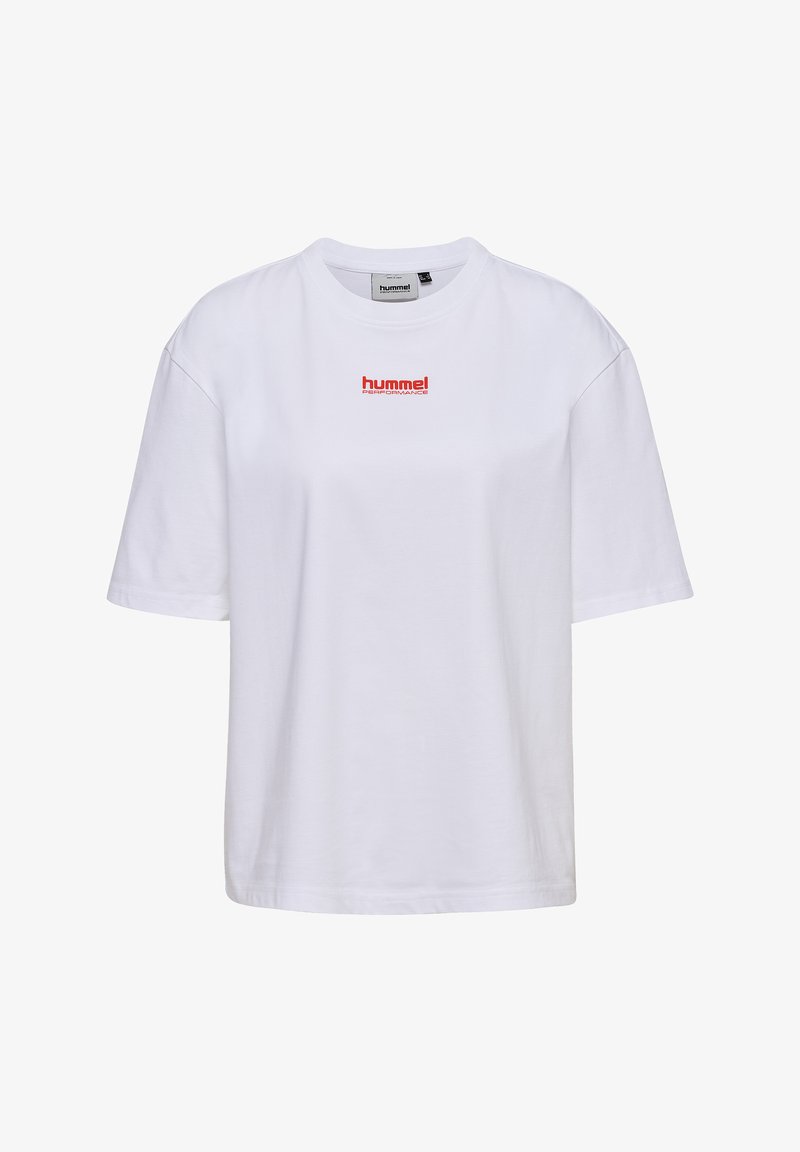 Hvid bomulds-t-shirt med en afslappet pasform, rund halsudskæring, korte ærmer og et lille rødt "hummel" logo på forsiden.