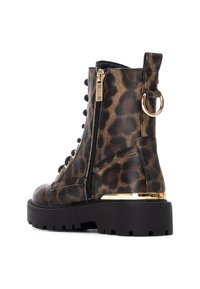 Botín hasta el tobillo de estampado de leopardo, hecho de cuero texturizado, con cremallera lateral, acentos en dorado y suela gruesa negra.