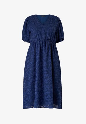 Granatowa sukienka midi z kwiecistą koronkową tkaniną, dekoltem w serek, krótkimi bufkami oraz marszczoną talią tworzącą lejący się fason.