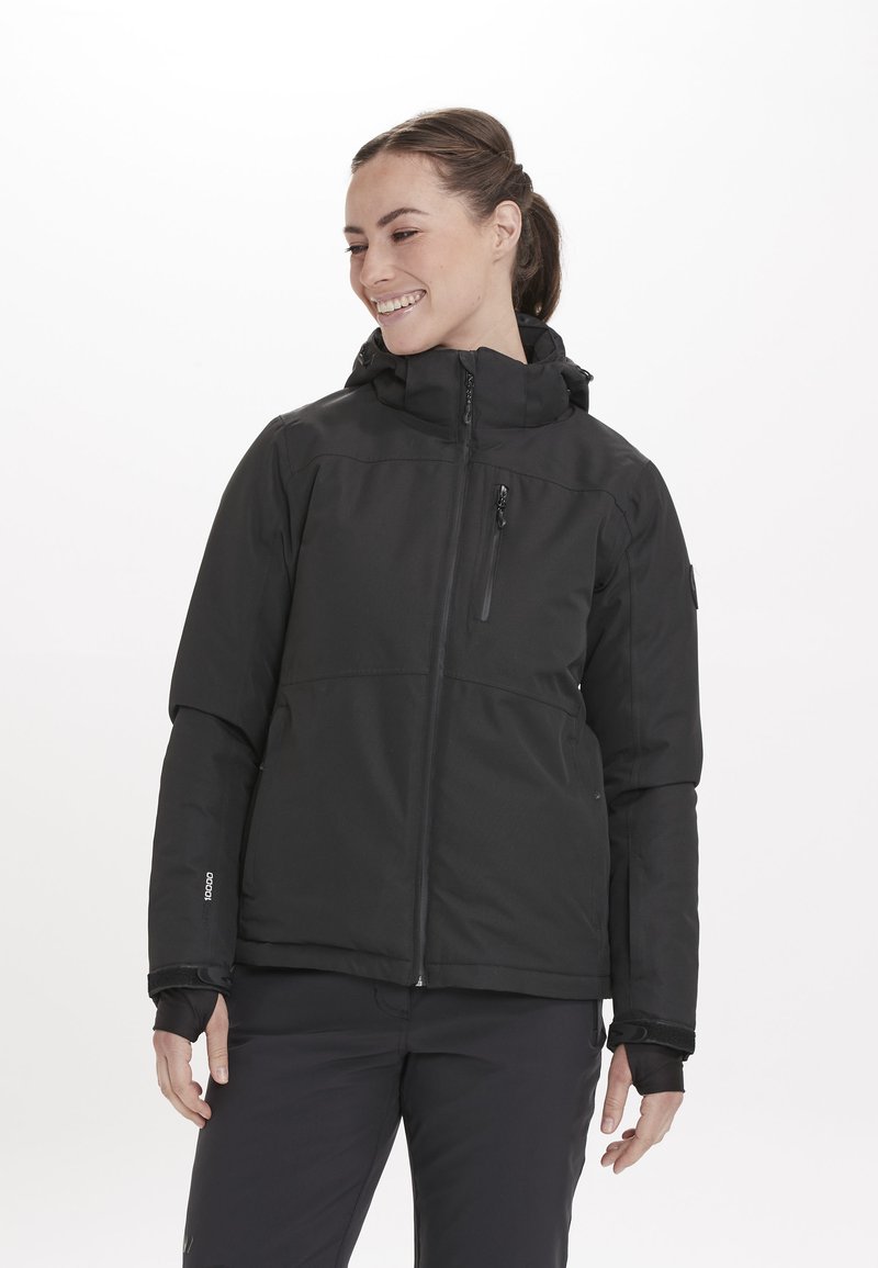 Schwarze isolierte Jacke mit Kapuze, durchgehendem Reißverschluss, Reißverschluss-Brusttasche und Manschetten, die eine glatte Textur und einen figurschmeichelnden Schnitt aufweist.