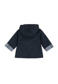 Veste à capuche bleu marine avec un dos fendu. Présente des accents à motif à carreaux sur les poignets et une texture douce. Lignes épurées et design simple.