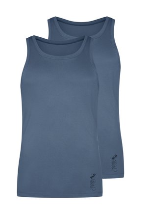 To ærmeløse, mørkeblå tanktoppe lavet af blødt bomuldsblandingsstof. Har afrundede halsudskæringer og diskret branding tæt på kanten.