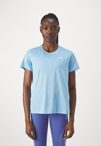 Svijetloplava kratkotrajna sportska majica s kratkim rukavima i okruglim izrezom, s blagom heather teksturom, koja sadrži mali bijeli logotip na prsima.