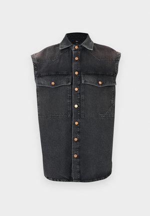 Melnas džinsa vestes bez piedurknēm ar vara pogām, divām priekšējām atloku kabatām un izteiktu apkakli, izlikta plakani uz baltas fona.