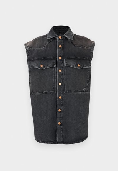 Μαύρο αμάνικο τζιν γιλέκο με χαλκομανία κουμπιά, δύο εμπρόσθιες τσέπες με καπάκι και μυτερό γιακά, απλωμένο επίπεδα σε λευκό φόντο.