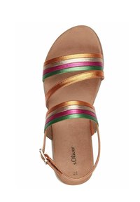 Sandaletto con cinturini metallici in rame, rosa, verde e arancione, dotato di una soletta beige testurizzata e di una cinturina alla caviglia regolabile.