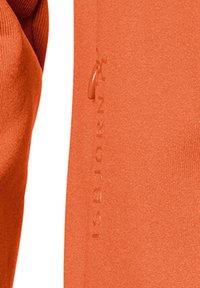 Orange langærmet top med en glat tekstur og broderet logo detalje på ærmet. Tætsiddende design med et let tekstureret stof.