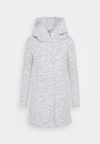 Cappotto grigio e bianco maculato con colletto alto e arrotondato, maniche lunghe e taglio dritto, realizzato in un tessuto strutturato.