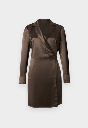 Rochie petrecută din satin maro, cu mâneci lungi, guler decupat și o despicătură laterală. Textură netedă și design elegant care îi evidențiază forma.