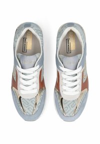 Baskets bleu clair et marron avec tissu texturé, accents métalliques, lacets blancs et détails du logo sur la languette et la semelle intérieure.