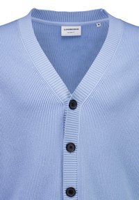 Hellblauer, gerippter Cardigan mit V-Ausschnitt und drei schwarzen Knöpfen, mit der Aufschrift "Lindbergh Relaxed Fit", Größe Medium.