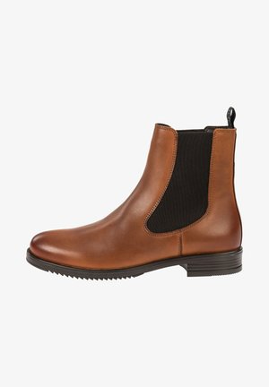 Brązowe skórzane botki chelsea z teksturowanymi czarnymi panelami elastycznymi po bokach, zaokrąglonym noskiem i niskim gumowym obcasem. Posiadają pętelkę z tyłu.