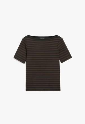 Czarna bluzka z krótkim rękawem z poziomymi ciemnobrązowymi paskami i szerokim, okrągłym dekoltem, rozłożona na płasko na białym tle.