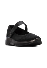 Zapato negro tipo slip-on con una parte superior de tela texturizada, puntera curvada y una correa de cuero en contraste a través del empeine. Suela de goma flexible.