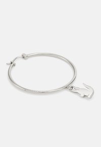 Sølv hoop øredobber med en krokodille-charm, slank rund form, glatt tekstur, med et minimalistisk design uten ekstra detaljer.
