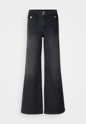 Jeans a gamba larga in denim nero con vita alta, bottoni frontali e due tasche anteriori; texture liscia con una leggera finitura sbiadita.
