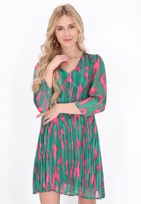 Rochie cu model verde și roz, cu mâneci trei sferturi, decolteu în V și design plisat, realizată dintr-un material ușor și fluid.