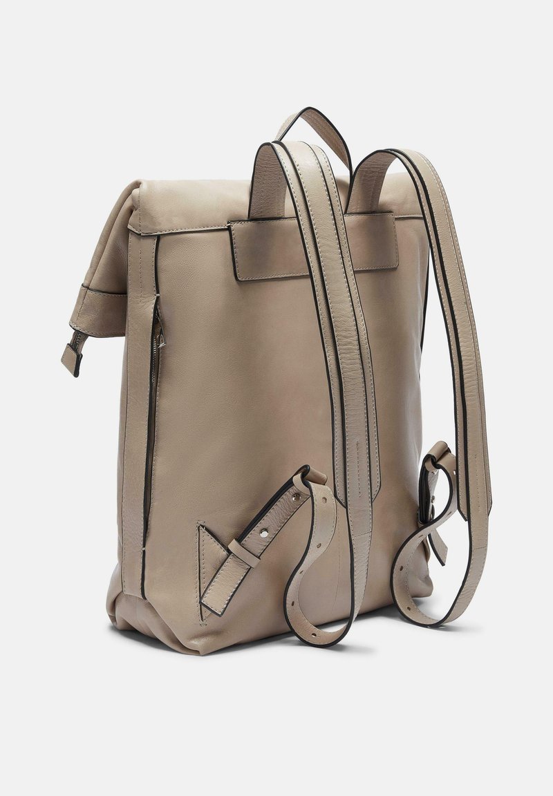 Beige Leder-Rucksack mit verstellbaren Trägern, Reißverschlusstaschen an den Seiten und einer flachen Vordertasche. Mit kontrastierender Naht und minimalistischem Design.