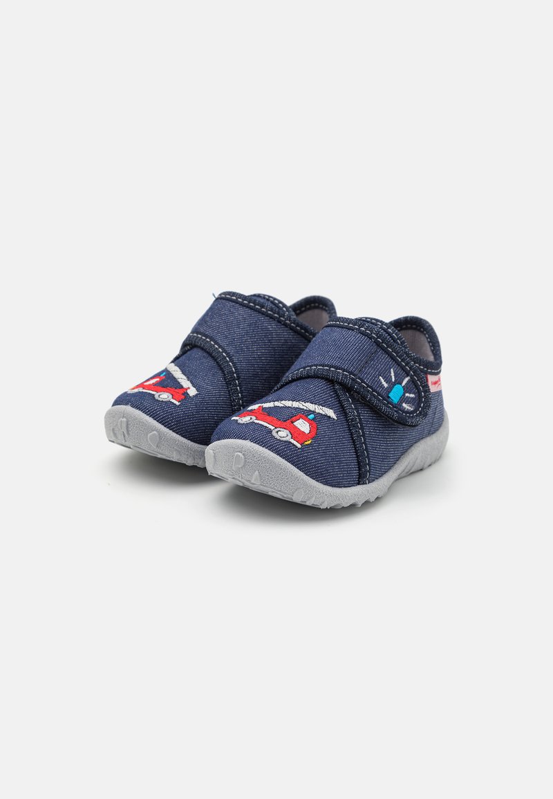 Navyblaue Stoffschuhe mit grauer Gummisohle, verziert mit roten und blauen gestickten Fahrzeugmotiven und einem Klettverschluss zum Schließen.