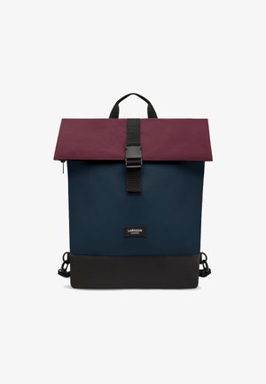 Rucsac bleumarin și burgund cu clapetă și bretele ajustabile. Fabricat din materiale durabile, prezentând un panou inferior negru și logo.