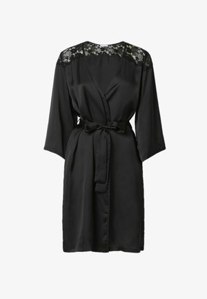 Czarna szata z satyny, z koronkowym wykończeniem przy dekolcie, rękawami o długości trzech czwartych i wiązanym paskiem, charakteryzująca się gładką teksturą.