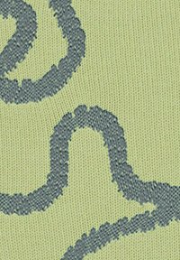 Limettengrüner Stoff mit einem strukturierten, dunkelgrauen, wellenförmigen Muster. Die Textur wirkt gestrickt mit erhabenen und flachen Bereichen.