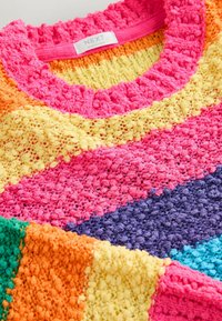 Stickad tröja med en livlig lapptäckedesign i rosa, orange, gult, grönt och lila med en texturerad boucle-finish.